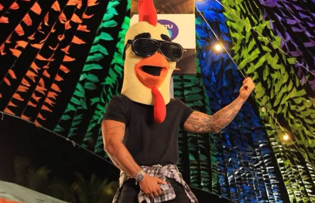 Imagem ilustrativa da imagem Tiramos a máscara! Descubra quem é o Galinho sarado da TV Aratu