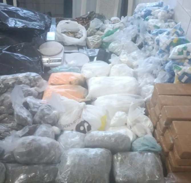 Imagem ilustrativa da imagem Assista: polícia apreende drogas, munições e explosivos em Salvador