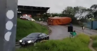 Imagem ilustrativa da imagem Vídeo: trânsito fica travado em 5 km após carreta tombar na BR-324