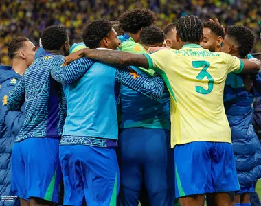 Jogadores celebrando gol de Vinícius Júnior contra o Paraguai