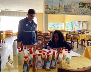Fiscalização encontrou diversos alimentos vencidos em Feira de Santana