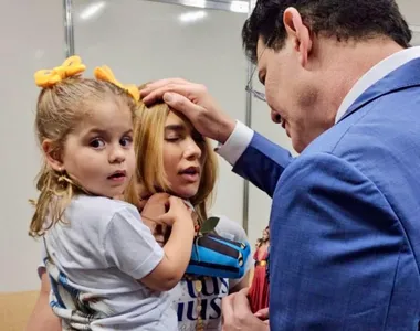 Virgínia recebendo benção em evento religioso