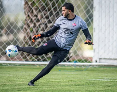 Lucas Arcanjo falhou no único gol de Vitória e Universidad Católica