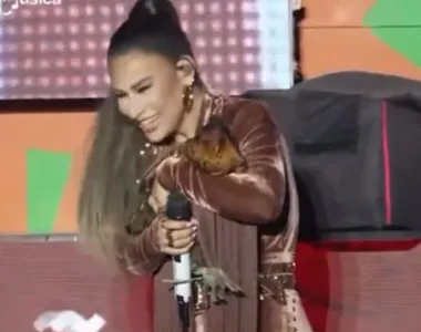 Momento em que a cantora recebe o animal