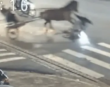 Situação foi gravada por uma câmera de segurança no local