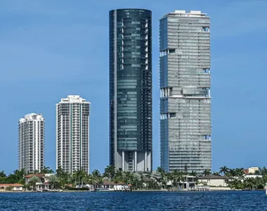 O luxuoso Porsche Design Tower se destaca por seu formato cilindrico à beira-mar de Miami