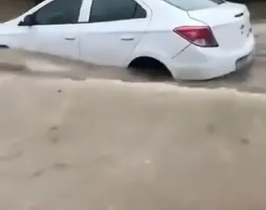 Rua alagou e levou carros com a força da água