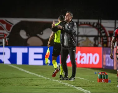 Carpini passando instruções para a equipe durante o confronto contra o Cruzeiro