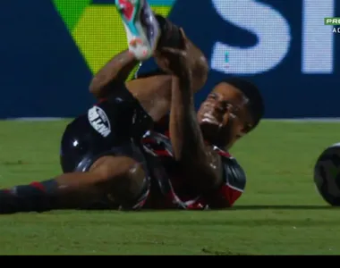 Momento em que Jamerson fraturou o tornozelo