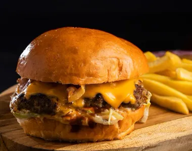 Hambúrguer com queijo e cebola caramelizada é uma boa pedida
