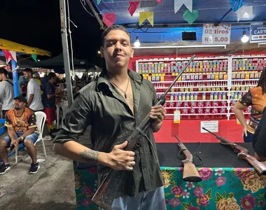 Lucas se divertiu na barraca de tiro