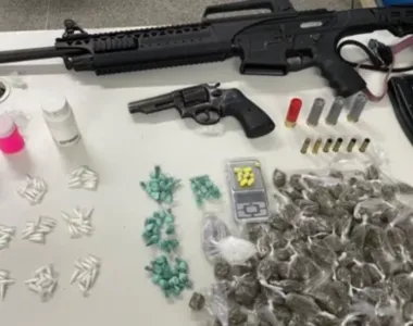 Armas e materias foram apreendidos pela polícia