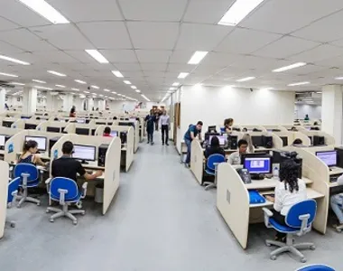 Operadores de telemarketing durante o trabalho