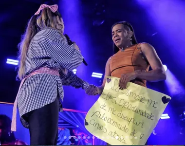 Nina pedindo  desculpas a Simone durante show em Amargosa