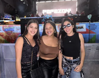Trio de amigas espera por show de Gustavo Mioto