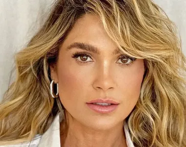 A atriz apresenta um pod cast ao lado da filha