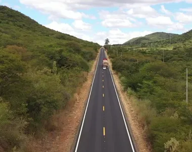 Trecho da BR-430 entre Riacho Santana e Igaporã