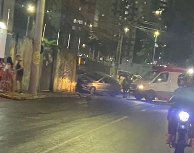 O impacto do acidente destruiu o muro