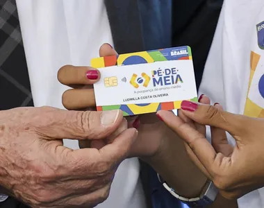 O programa Pé-de-Meia tem como objetivo incentivar a permanência e a conclusão do ensino médio