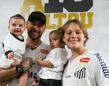 Na foto, Neymar com os três filhos: Helena, Mavie e Davi Lucca.