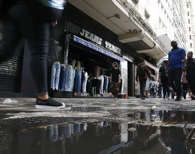 São Paulo (SP) 22/03/2024 - Uma série de apagões continuam a afligir a cidade de SP. Hoje, unidades do SESC 24 de Maio e 14 Bis avisaram seus clientes e frequentadores que não vão abrir por causa da falta de energia. Lojas fechadas na Rua Barao de Itapetininga e bares funcionando a luz de velas.
Foto: Paulo Pinto/Agência Brasil