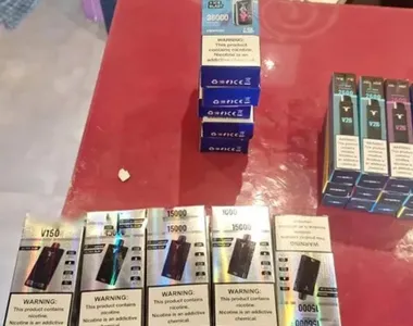 Conhecidos como vapes, a venda dos cigarros eletrônicos é proibida no Brasil