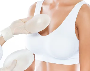 Chinesa é salva por implantes de silicone após sofrer 22 facadas