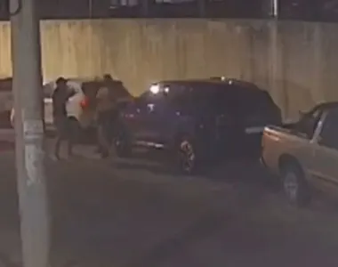 Crime foi flagrado por uma câmera de segurança da região