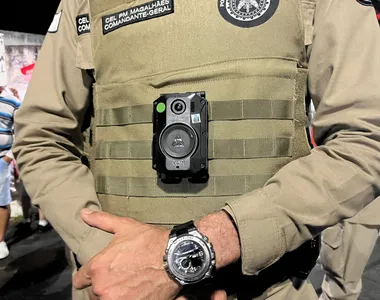 O equipamento é acoplado ao colete à prova de balas