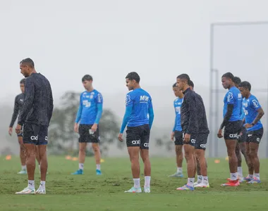 Elenco tricolor fechou a preparação debaixo de chuva no CT Evaristo