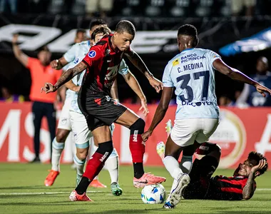 Vitória entra em campo às 21h30, e precisa vencer para passar de fase