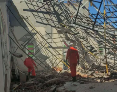 Bombeiros resgataram vítimas que estavam na igreja