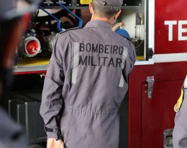 Morador fica soterrado após deslizamento em Simões Filho; bombeiros fazem resgate