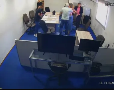 Vereadora partiu pra cima de colega