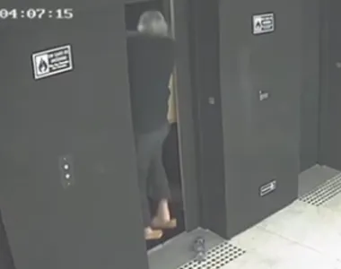 Momento em que radialista cai no fosso