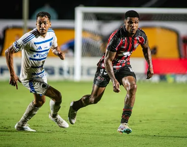 Lateral fraturou o tornozelo após carrinho de Eduardo