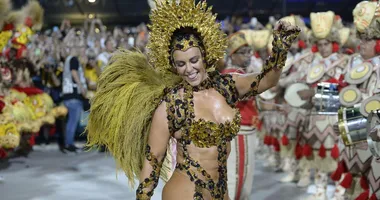 Imagem ilustrativa da imagem Paolla Oliveira retoma posto de rainha de bateria em outra escola