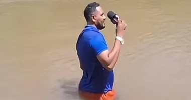 Imagem ilustrativa da imagem Vídeo: repórter pisa em corpo de menina sumida em rio durante gravação