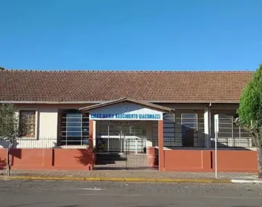 Adolescente esfaqueia alunos de escola