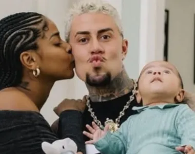 Ex-casal com o filho recém-nascido