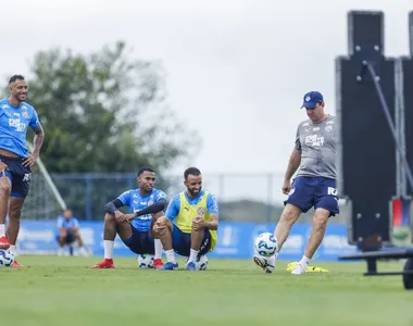 Rogério Ceni ensina seus atletas a baterem na bola