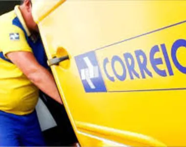 Servidor durante entrega dos Correios