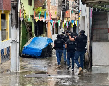 Policiais realizando ação no bairro da Engomadeira