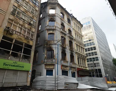 Imóveis próximo ao local foram interditados após avanço das chamas