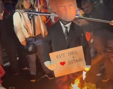 Momento em que boneco de Trump foi queimado