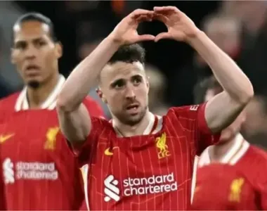 Jota com a camisa do Liverpool