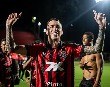 Renzo López marca dois gols em jogo-treino do Vitória