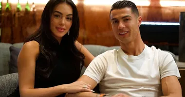 Imagem ilustrativa da imagem Cristiano Ronaldo pede companheira em casamento com anel de diamantes