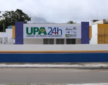 Mulher também quebrou porta de um dos consultório da UPA