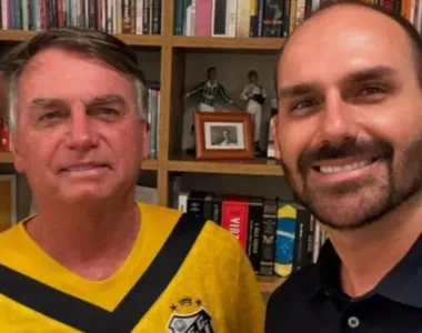 Jair Bolsonaro e Eduardo foram indiciados pela Polícia Federal